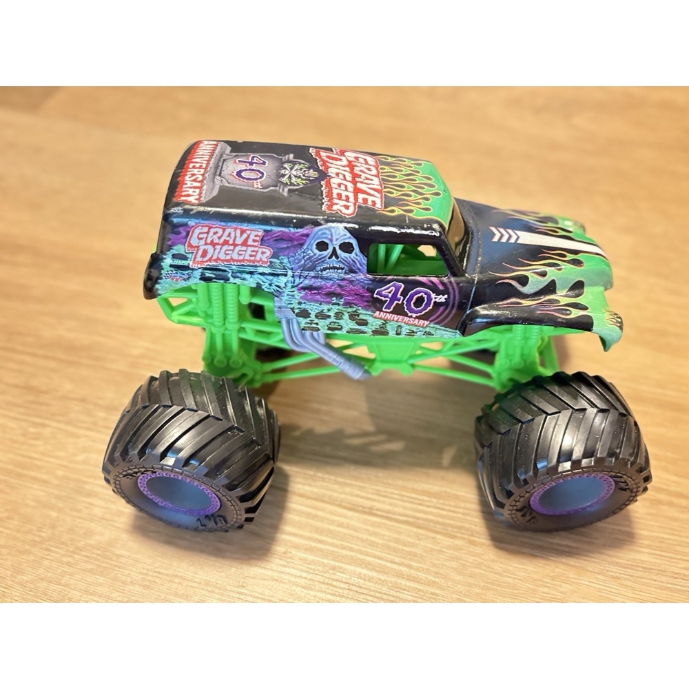Monster Jam GRAVE DIGGER 40th Anniversary Monster Truck Series 20